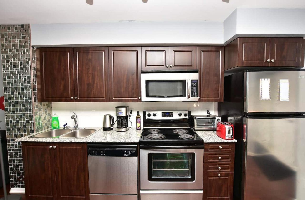 Downtown Condo, Free Parking & Amenities Toronto Exterior foto